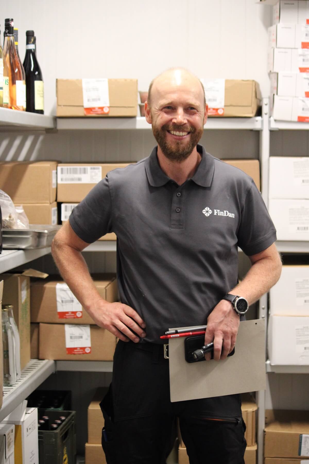 Glad installatør Findan