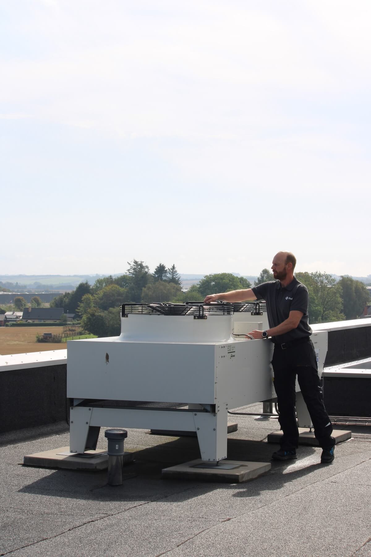 Findan står udenfor ved anlæg i højt format