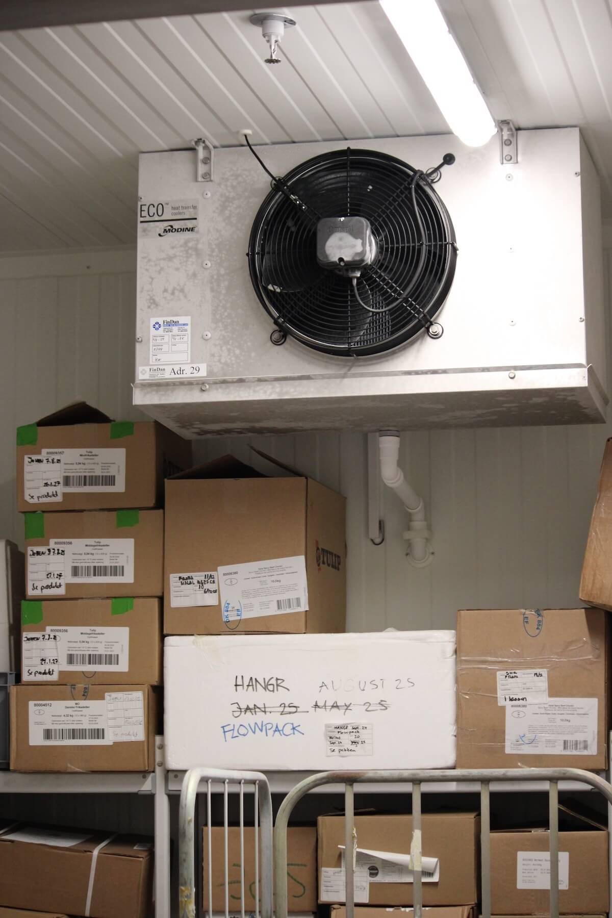 Findan køleanlæg med papkasser