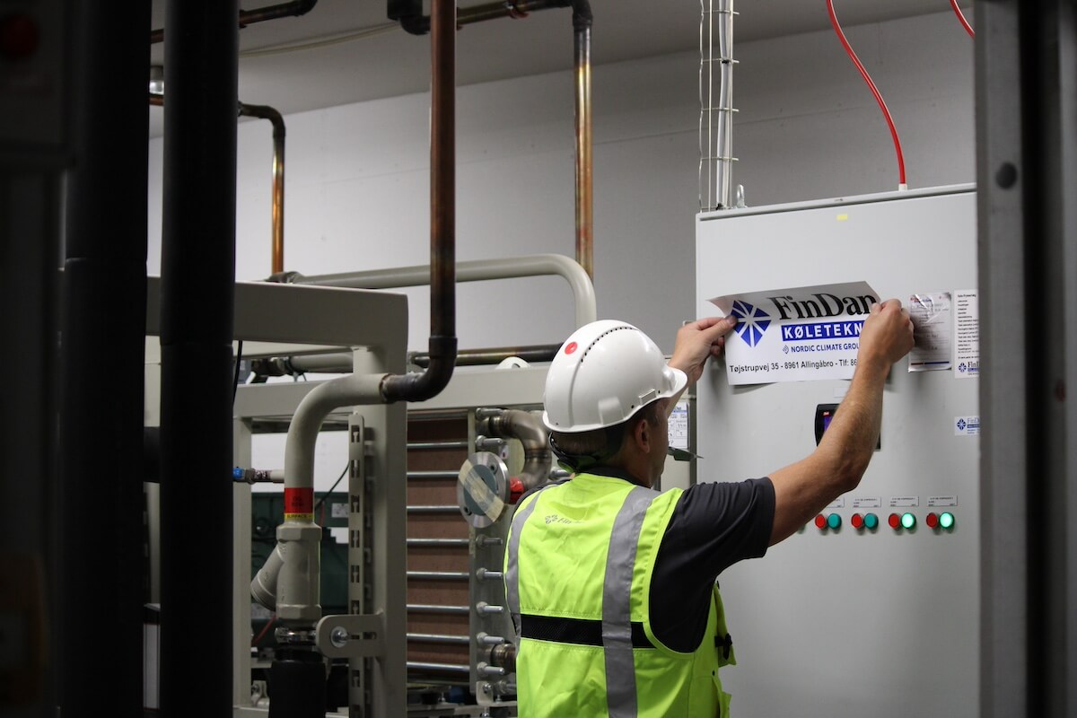 Findan sætter skilt på anlæg