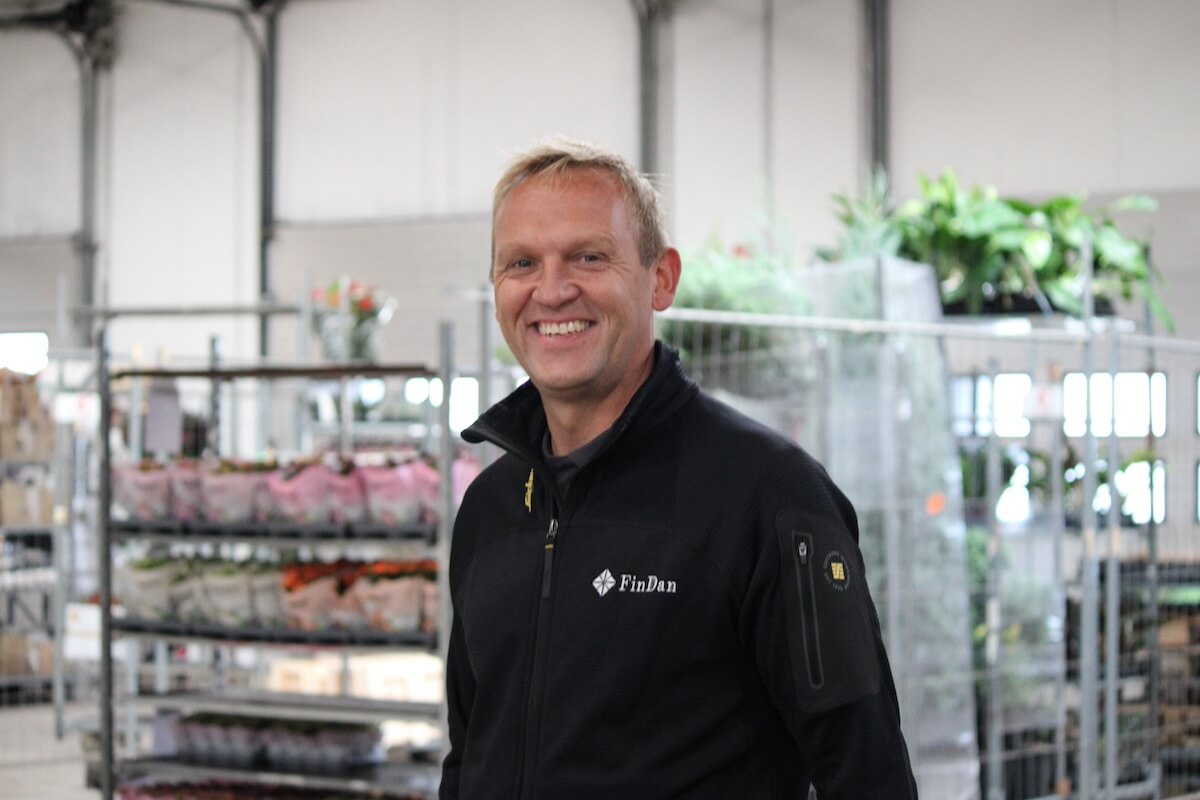 Findan portræt i kølerum af blomster