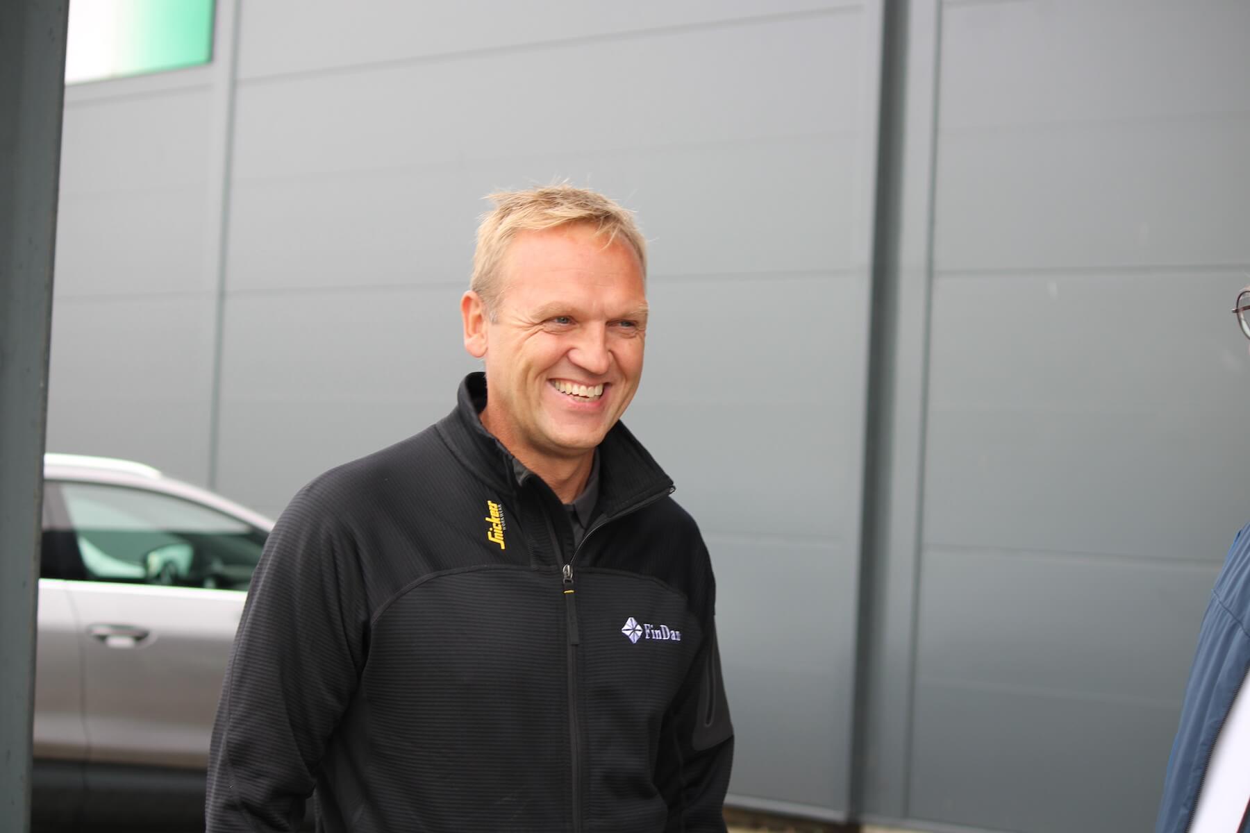 Findan står og smiler